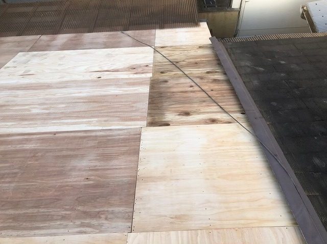 野地板の増し張り屋根の形に合わせて設置